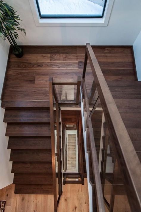 Walnut Stairs Modern, Bedroom Inspirations Luxury, Walnut Stairs, Walnut Staircase, Wooden Staircase Railing, Wooden Staircase Design, Baddie Bedroom, Chic Baddie, Baddie Ideas