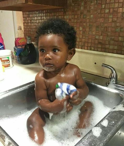 Momma I'm trying to bath here! Chocolate Babies, Black Baby Boys, Cute Black Babies, Beautiful Black Babies, Brown Babies, Black Babies, Baby Family, Future Kids, Future Baby