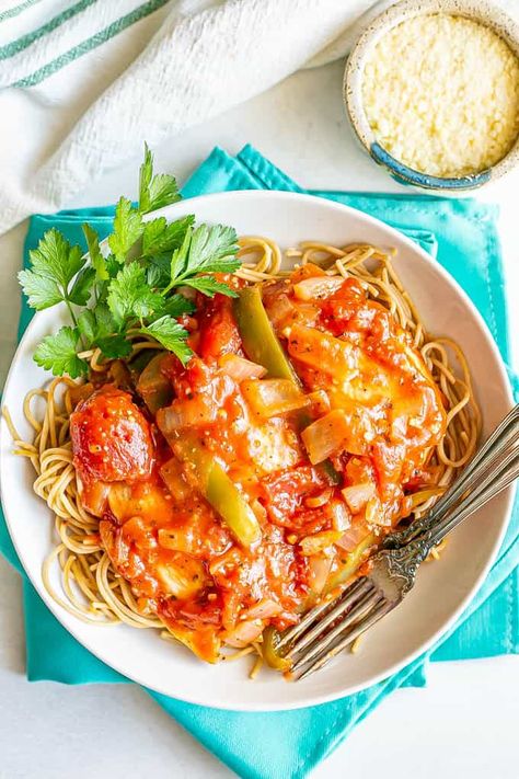 Quick chicken cacciatore is a saucy, flavorful and cozy family dinner that’s ready in about 30 minutes. Serve with spaghetti or rice and get ready to dig in to this delicious dish! Cheap Family Dinners, Chicken Florentine, Chicken Cacciatore, Quick Chicken, Leftover Chicken, Creamy Mashed Potatoes, Chicken Dinner Recipes, Chicken Dinner, Tasty Dishes