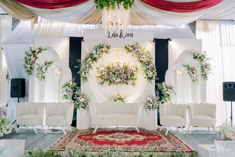 Dekor Pelaminan Simple, Dekor Nikahan, Dekor Akad, Dekor Pelaminan, Print Portfolio Design, The Wedding, Wedding Stage Decor, Minimal Wedding Invitation, Foto Wedding