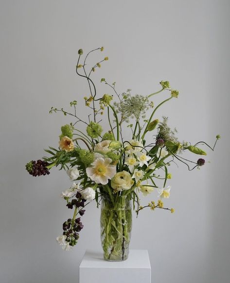 Natural Flower Arrangements Rustic, Modern Floral Arrangements Chic, Floristry Techniques Tutorials, Earthy Floral Arrangements, Large Flower Arrangements For Home, House Plant Arrangements, Natural Floral Arrangements, Natural Flower Arrangements, March Wedding Flowers