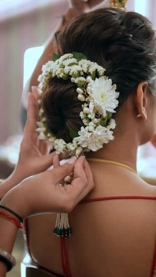 Instagram Bun Haïr Style For Wedding, How To Put Flowers In Hair, Bridal Bun Hairstyles Indian Flower, Gajra Hairstyles Buns, Hair Bun With Flowers, Hair Braid Bun, Floral Hair Bun, Bun With Flowers, Floral Hairstyles