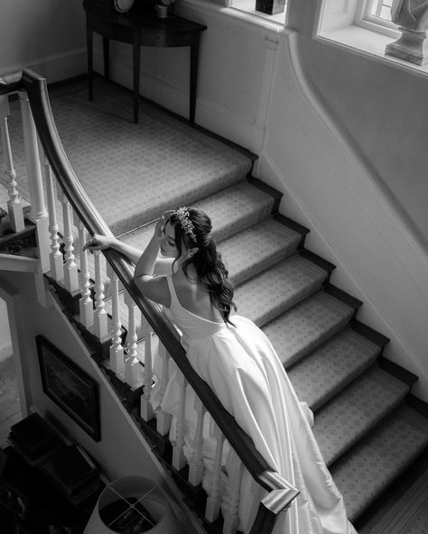 Curvy Bride Poses Photo Ideas, Stairwell Poses, Staircase Wedding Photos, Bridal Staircase, Cornwell Manor, Wedding Stairs, Sweeping Staircase, Le Meridien, Wedding Portrait Poses