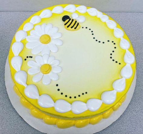 Simple Easter Cake Ideas, Bee Sheet Cake Ideas, Spring Cakes Decoration, Summer Buttercream Cakes, March Cake Ideas, Cake Decorating Spring, Everyday Cake Decorating Ideas, Pride Cakes Ideas, Spring Cake Decorating Ideas