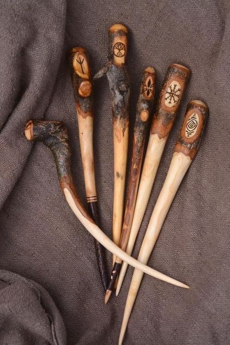 Wooden Hair Pins, Art Sculpture En Bois, Wooden Hair Sticks, Dread Lock, Drawing Wood, Tools Drawing, Wood Jewelery, Pagan Crafts, Stick Art