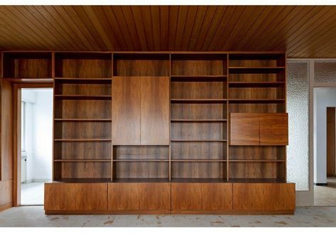 Modern Library Interior Design, Built In Mid Century Shelves, Mid Century Millwork, Midcentury Modern Built In Shelves, Mid Century Entertainment Unit, Mid Century Modular Shelving, Midcentury Built In, Mid Century Built In Bookshelves, Mcm Library