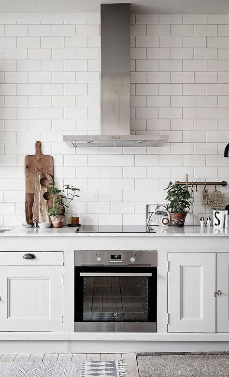 Love this shape and size tile kitchen splashback - so timeless and different to regular subway tiles. Kitchen Splashback Tiles, Casa Cook, Interior Simple, Designer Kitchen, Kitchen Splashback, Kitchen Tile, Trendy Kitchen, Renovation Ideas, Kitchen Tiles