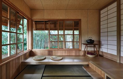 This Carefully Restored 'Bush Modernist' Home Is A ’70s Dream 70s Home Exterior, 70s Houses, Mrtn Architects, Japanese Tea Room, Backyard Cabin, Multigenerational Living, Kitchen Floor Plan, Traditional Japanese Architecture, Studio Build