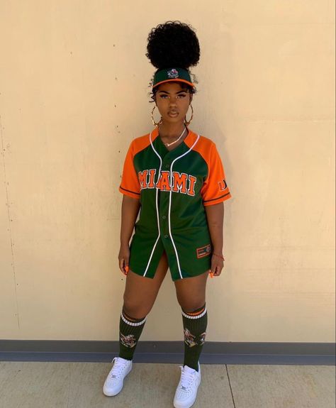 Miami Heat Outfit Women, Baseball Jersey Outfit Black Women, Hockey Jersey Outfit Black Woman, Dress Like A Student Day For Teachers, Outfit Ideas For Miami, Baseball Jersey Outfit Women Fashion, Miami Dunks, Jersey Party Outfit, 90s Maternity