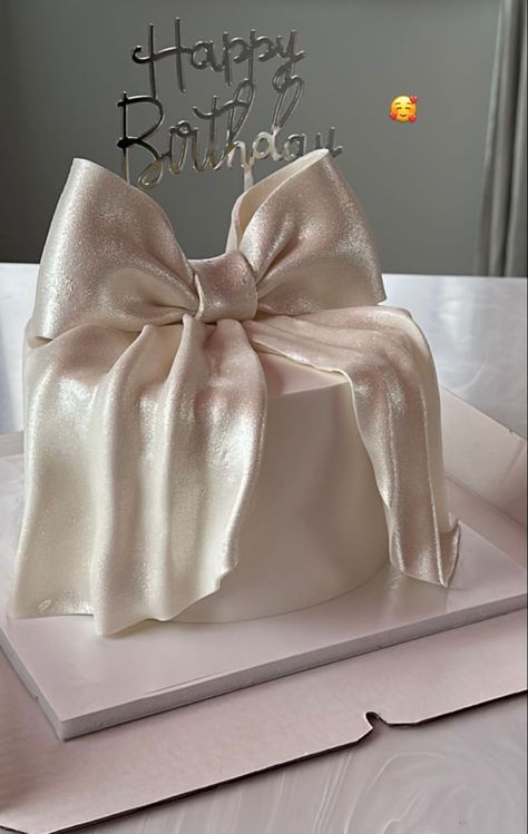 Cake With Bows Aesthetic, Beautiful Cakes For Women, Birthday Cake Inspo Aesthetic Simple, Cake With Bow On Top, Birthday Cake With Bow, Old Money Birthday Cake, Cakes For 18th Birthday Girl, Bow Cake Design, Cake Decor Simple