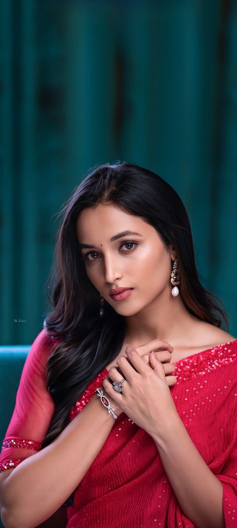 #Srinidhishetty #kgf Srinidhi Shetty Hot, Shrinidhi Shetty, Srinidhi Shetty, Hd Cover Photos, Angels Beauty, Hanuman Photos, Beauty Smile, Anime Backgrounds, Glamour Beauty