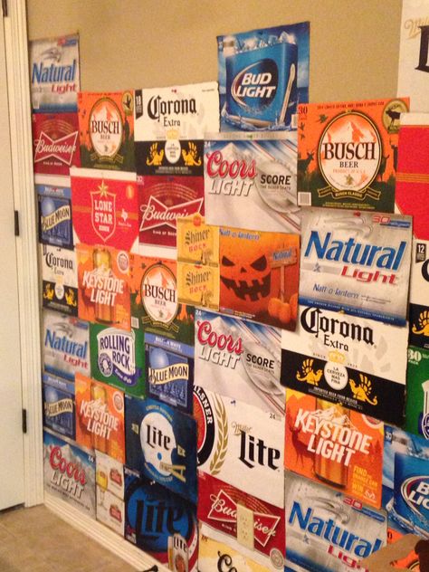 The perfect college apartment accent wall #FirstApartment #CollegeDecor #BeerWall #Beer Frat Room Ideas Colleges, College Apartment Funny Decor, Funny College House Decor, College Apartment Decor Men, Frat Party Aesthetic Decor, College Apartment Themes, Guy College Apartment Ideas, College House Decorations, College Aesthetic Apartment