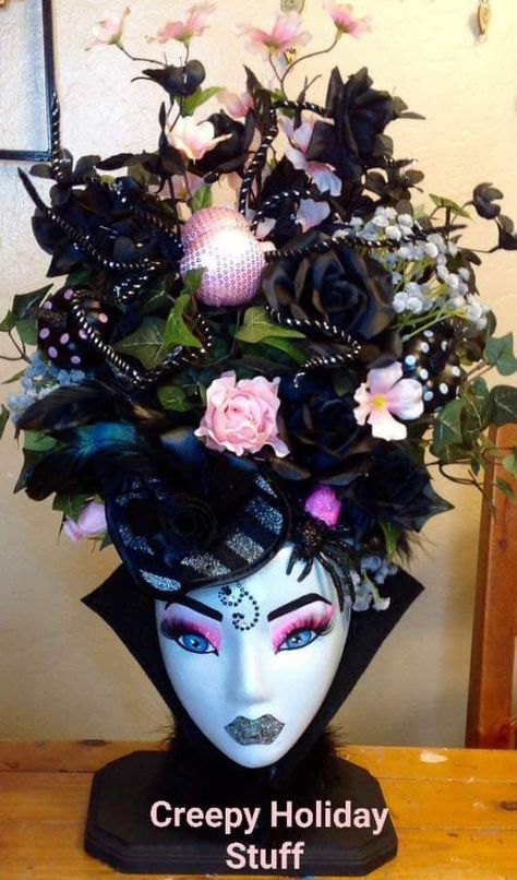 Halloween Mannequin, Styrofoam Head Art, Babam Wreaths, Diva Wreaths, Wig Heads, Styrofoam Heads, Diy Halloween Door Decorations, Painted Mannequin, Mannequin Decor