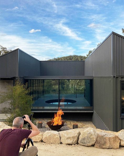 benn and penna architects wraps shipping container house around circular pool in australia Tiny Architecture, Houses On Slopes, Container Homes Australia, Home Branding, Sea Container Homes, Shipping Container Architecture, Container Pool, Jervis Bay, Container Home Designs