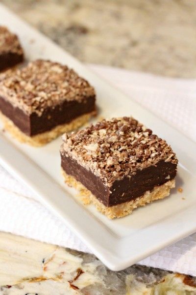 kit kat square Recipes Using Kit Kat Bars, Cookie Crumb Crust Desserts, Kit Kat Dessert Ideas, Easy No Bake Squares, No Bake Slices Condensed Milk, Kitkat Dessert Recipes, No Bake Squares Recipes, Easy Squares Recipe, No Bake Desert