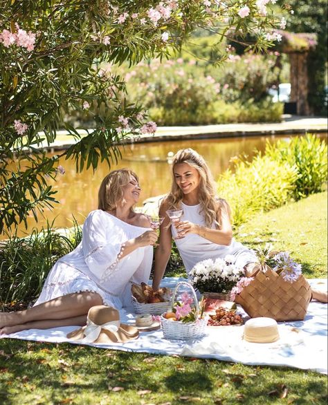 Mother Daughter Picnic Photoshoot, Chic Picnic, Daughter Photoshoot, Mother Daughter Photoshoot, Picnic Photoshoot, Interesting Photography, Bff Photoshoot, 22nd Birthday, Picnic Party