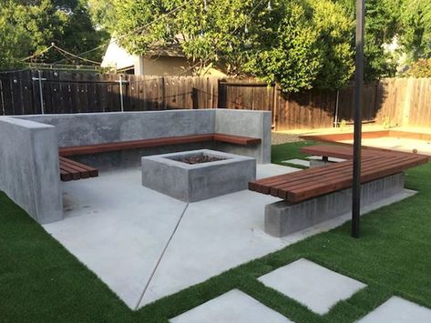 Love the simplicity of creating an L-shaped bench from cinder blocks and 4x4's Paving Stone Patio, Unique Patios, Diy Outdoor Fireplace, Large Backyard Landscaping, Backyard Seating Area, Concrete Bench, Backyard Seating, Fire Pit Seating, Large Backyard