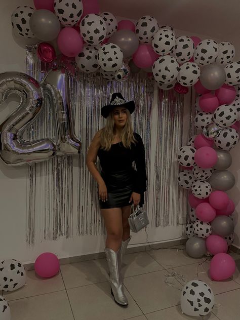 Globos decoración outfit Cowgirl Party Decorations, Cowboy Party Decorations, Its My Bday, Turning 21, 30th Party, 21st Birthday Photoshoot, Cowgirl Birthday Party, 24th Birthday, Cowgirl Birthday