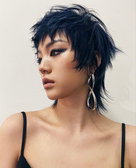 Trendy We Fryzurach, Short Choppy Haircuts, Choppy Haircuts, Bob Haircut Curly, Mullet Haircut, Edgy Short Hair, Wolf Cut, Fluffy Hair, Short Hair With Bangs