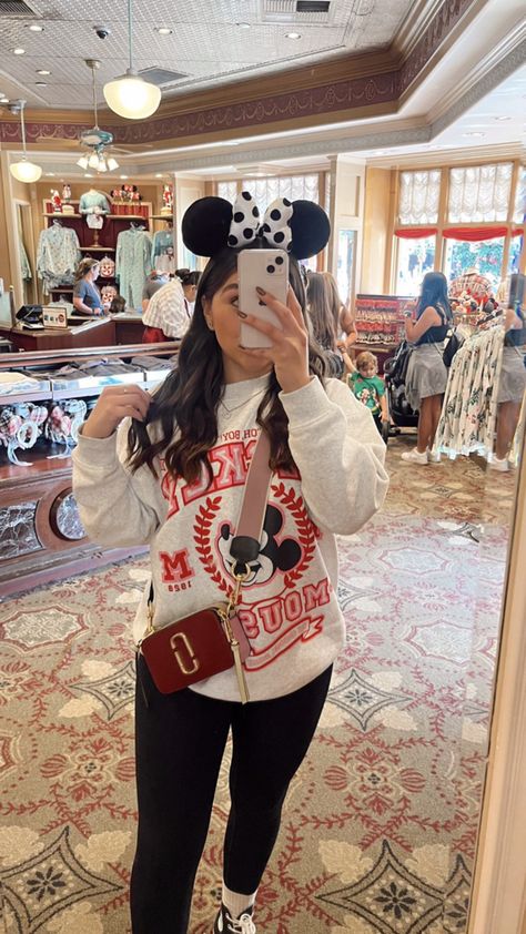 Disney Outfit Ideas Christmas, Cute Disney Outfits For Women Winter, Disney Paris Outfits, Disney Outfits Women Winter, Plus Size Disney Outfits, Disneyland Aesthetic Outfit, Disney Outfits Winter, Disney Winter Outfits, Disneyland Outfit Winter