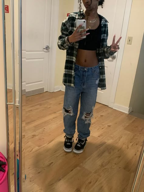 Cute Fits With Flannel, Flannel Fits Aesthetic, White And Black Flannel Outfits, Flannel Streetwear Women, Alt Flannel Outfits, Outfits With Flannels, Tomboy Style Outfits, Pretty Girl Outfits, Cute Comfy Outfits