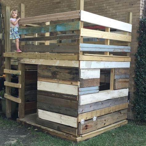 Reclaimed wood playhouse/fort Pallet Fort, Outdoor Forts, Fort Ideas, Diy Fort, Backyard Fort, Wood Playhouse, Pallet Playhouse, Kids Forts, Tree House Plans