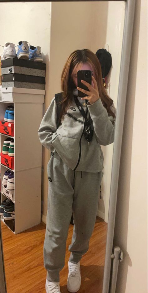 Gray Nike Tech Outfit, Sweats Outfit For School, Nike Tech Girl, Tech Outfits Women, Nike Tech Fleece Womens, Fleece Outfit Women, Nike Tech Fit, Sweat Set Outfits, Tech Outfit