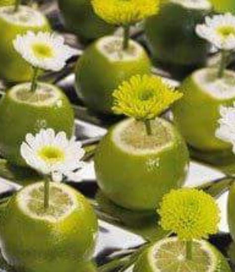 Green And Yellow Centerpieces, Lime Table Decor, Lime Punch, Deco Champetre, Tafel Decor, Emerald Eyes, בר מצווה, Deco Floral, Table Arrangements