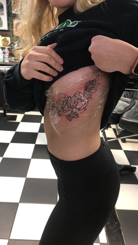 Cute rib cage tattoo with flowers #tattoo #rose #ribcage #flower #blumentatowierung Rose Rib Tattoos, Rib Cage Tattoo, Cage Tattoo, Flower Tattoo On Ribs, Tattoos On Side Ribs, Tattoo With Flowers, Cage Tattoos, Rib Tattoos For Women