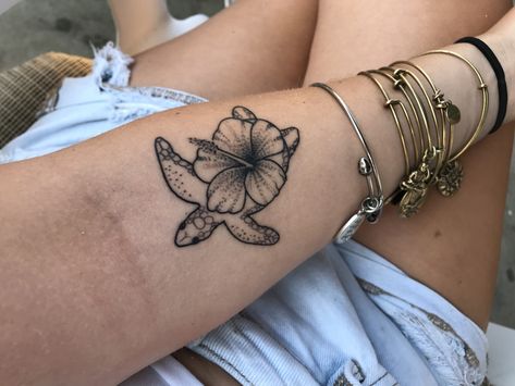 #beautiful #tattoosforwomen #flower #fashion #ocean Hawian Themed Tattoos, Hibiscus Flower And Turtle Tattoos, Turtle Flower Tattoo, Small Tattoos For Women, Cute Henna Tattoos, Turtle Tattoo Designs, Hibiscus Tattoo, Henna Inspired Tattoos, Cute Hand Tattoos