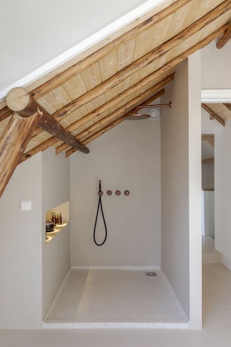 Barn Renovation, Attic Bathroom, Cottage Bathroom, Attic Spaces, Attic Remodel, Attic Rooms, Bathroom Inspiration Decor, Wooden Beams, Loft Spaces