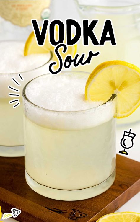 Vodka Sour Recipe, Vodka Sour, Easy To Make Cocktails, Lemon Vodka, Vodka Lemonade, Sour Foods, Vodka Recipes, Lemonade Drinks, Sour Cocktail