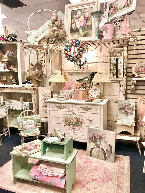 Flea Market Booth Display Ideas, Flea Market Set Up, Vintage Header, Vintage Market Booth, Boutique Store Displays, Vintage Booth Display, Flea Market Booth, Garden Romantic, Antique Booth Displays