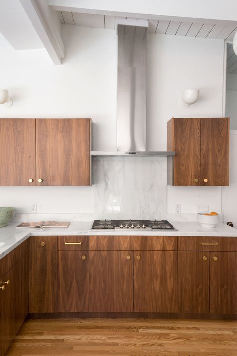 The wooden cabinets in this kitchen, contrasting the marble wall, really makes the space look like it embodies mid-century modern. Tall Ceiling Kitchen, Contemporary Wooden Kitchen, Mid Century Modern Kitchen Design, Walnut Kitchen Cabinets, Wooden Kitchen Cabinets, Interior Design Minimalist, Walnut Kitchen, Kitchen Design Color, Mid Century Modern Kitchen