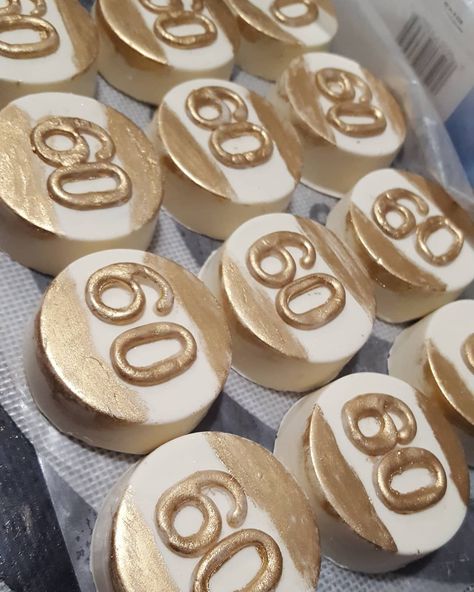 Gold and white oreo medallions for a 60th birthday 80th Birthday Treats, White And Gold 60th Birthday Party Ideas, 60th Birthday Desserts, Chocolate Covered Oreos Wedding, Butterfly Treats, Disco Cake, Gold Cupcakes, Candy Ideas, Milestone Birthday Party