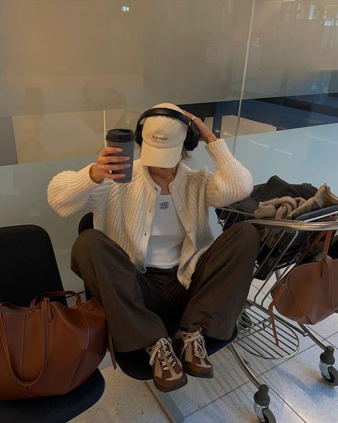 Cute Comfy Airport Outfits, Long Beige Coat, Suede Jacket Outfit, Comfy Airport Outfit, Black Shearling Jacket, Airport Outfit Summer, Summer Business Casual Outfits, Cropped Trench Coat, Leopard Print Outfits