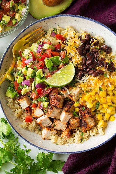 Quinoa Burrito, Chicken And Quinoa, Wallpaper Food, Chicken Burrito, Chicken Burrito Bowl, Overnight Oat, Diner Recept, Burrito Bowls, Chicken Burritos