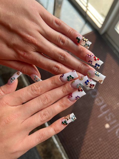 Diamond Flower Nails, Milky White Nails With Flower Design, Milky Nails With Flowers, Milky White Nails With Jewels, Milky White Flower Nails, Rhinestone Flower Nails, Milky White With Rhinestones, Milky White Nails With Rhinestones, Milky White Nails Charms