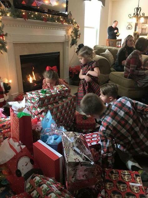 Christmas Aesthetic With Family, Big Family Christmas Aesthetic, Christmas Day Aesthetic Family, Family Goals Christmas, Big Family Christmas Dinner Aesthetic, Opening Presents Aesthetic, Christmas Morning Aesthetic Family, Christmas With Kids Aesthetic, Kids Christmas Aesthetic