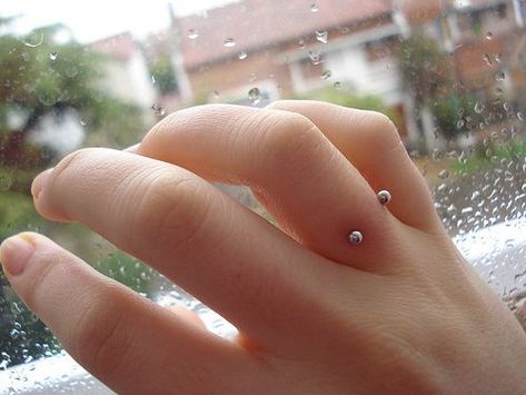 Body Peircings, Finger Piercing, Ring Finger Tattoos, Piercings Ideas, Smiley Piercing, Resin Jewelry Diy, Hair Tattoos, Piercing Ring, Magical Jewelry