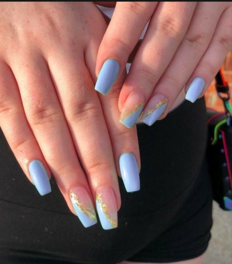 Blue Gold French Nails, Light Blue Nails With Gold Flakes, Light Blue With Gold Nails, Light Blue And Gold Nails Acrylic, Blue French Tip With Gold Line, Designs On Blue Nails, Light Blue Gold Nails, Nail Art Ete 2022, Blue And Gold Short Nails