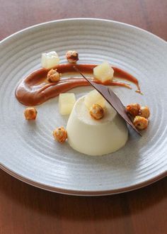 Panacotta Plating Ideas, Flan Plating, Hazelnut Dessert, Dolci Finger Food, Dessert Person, Xmas Menu, Caramel Pears, Gourmet Food Plating, Fine Dining Desserts