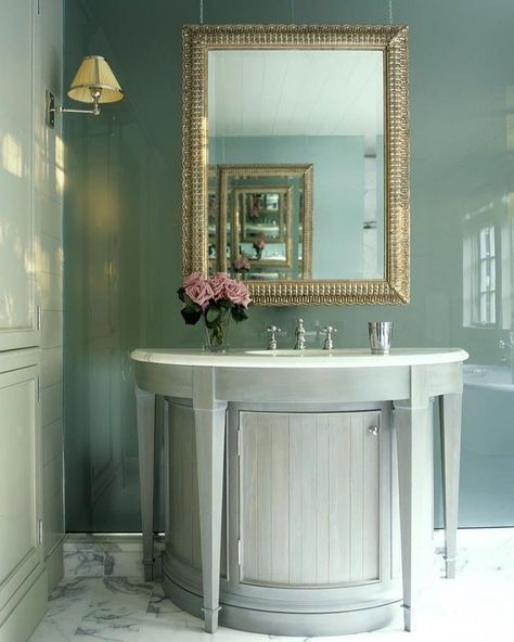 Paloma Contreras on Instagram: “Monday Blues Courtesy of this Beautiful Powder Bathroom by @pursleydixon | Wash your hands! #mondayblues #washyourhands #interiordesign…” Pursley Dixon, Small Rustic House, Paloma Contreras, Cheap Office Decor, Interior Wall Colors, Southern Home Interior, Lacquered Walls, Powder Room Vanity, Cheap Farmhouse Decor