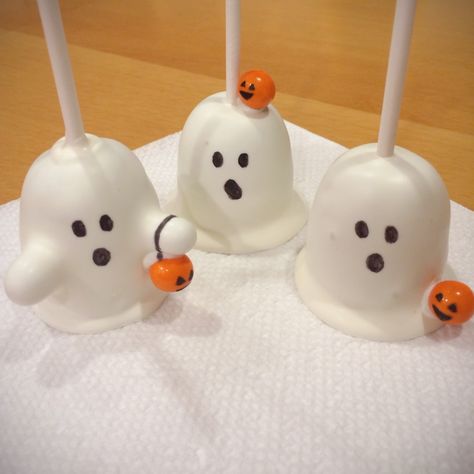 MimiEats — Trick-or-Treating Ghost Cake Pops To make these... Halloween Baby Shower Cake Pops, Ghost Cake Pops, Fall Cake Pops, Gender Reveal Cake Pops, Halloween Gender Reveal, Ghost Cake, Halloween Cake Pops, Halloween Foods, White Chocolate Candy