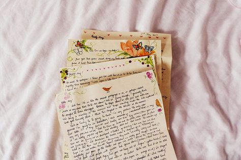 beautify plain stationery with simple hand-drawn and painted images <3 Writers Nook, Dont Forget To Smile, Pocket Letter, Pen Pal Letters, Pen Pals, Pen Pal, Handwritten Letters, Reasons To Smile, Happy Mail