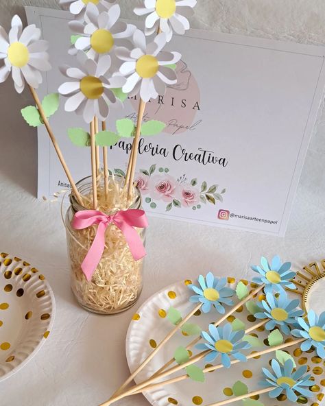 Buen comienzo de semana. Se acerca la primavera y arrancamos así! Pinches que puedes utilizar para centros de mesa. . . . .#floresdepapel #pinches #centrodemesa #florcitas #margaritas #cumpleañosfeliz #cumpleaños #papeleriabonita #partybox #papeleriacreativa We R Memory Keepers, Memory Keepers, Martini