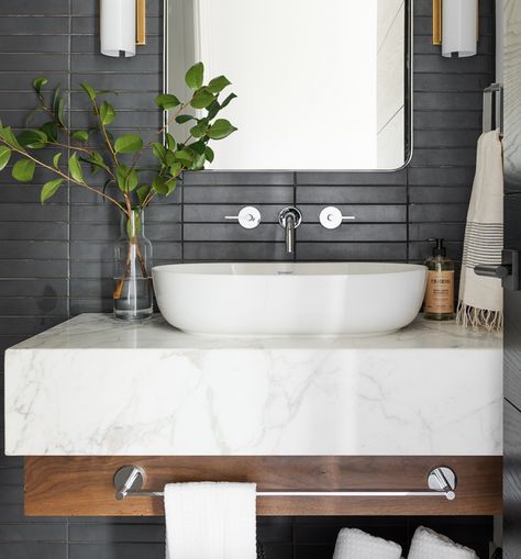 White Subway Tile Bathroom, Trendy Bathroom Tiles, Best Kitchen Design, Diy Bathroom Vanity, White Bathroom Tiles, Contemporary Bathroom Designs, White Subway Tiles, Contemporary Bathroom Vanity, Subway Tiles