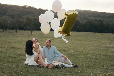 1st Birthday Photo Shoot Ideas Outdoor, First Birthday Outdoor Photoshoot, Outdoor 1st Birthday Pictures, Bday Photoshoot, Baby Birthday Photoshoot, First Birthday Photography, First Birthday Balloons, Birthday Photo Shoot, First Birthday Photo