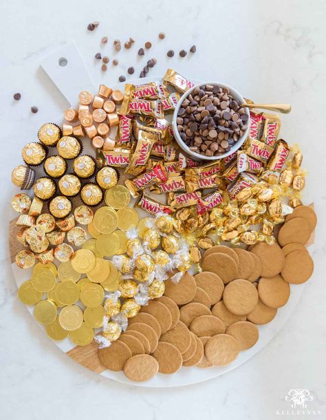 Pot of gold St. Patrick's Day easy dessert board idas Colour Board Food Party, Golden Birthday Charcuterie Board, Golden Charcuterie Board, Gold Snacks For Color Party, Platter Board Ideas, Gold Party Food Ideas, Gold Food Ideas, Gold Foods For Party, Themed Platters