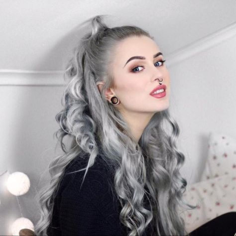 20 Easy Grunge Hairstyles for Killer Looks Grunge Hairstyles Long, Grey Hair Young, Grunge Hairstyle, Grunge Hairstyles, 90s Grunge Hair, Ponytail Hair Piece, Half Ponytail, Hair Tint, Silver Grey Hair